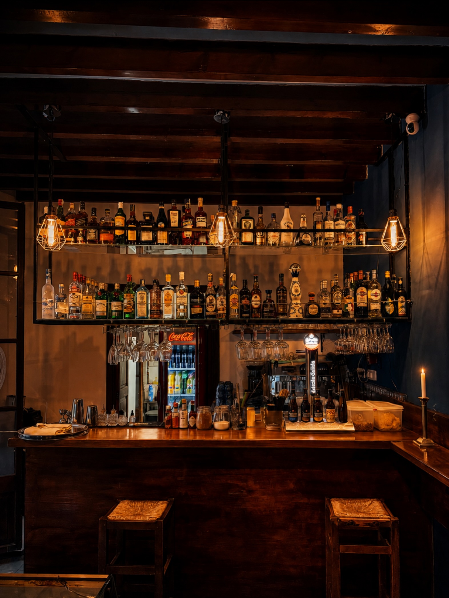 Barra iluminada de Compás Cocktail Bar