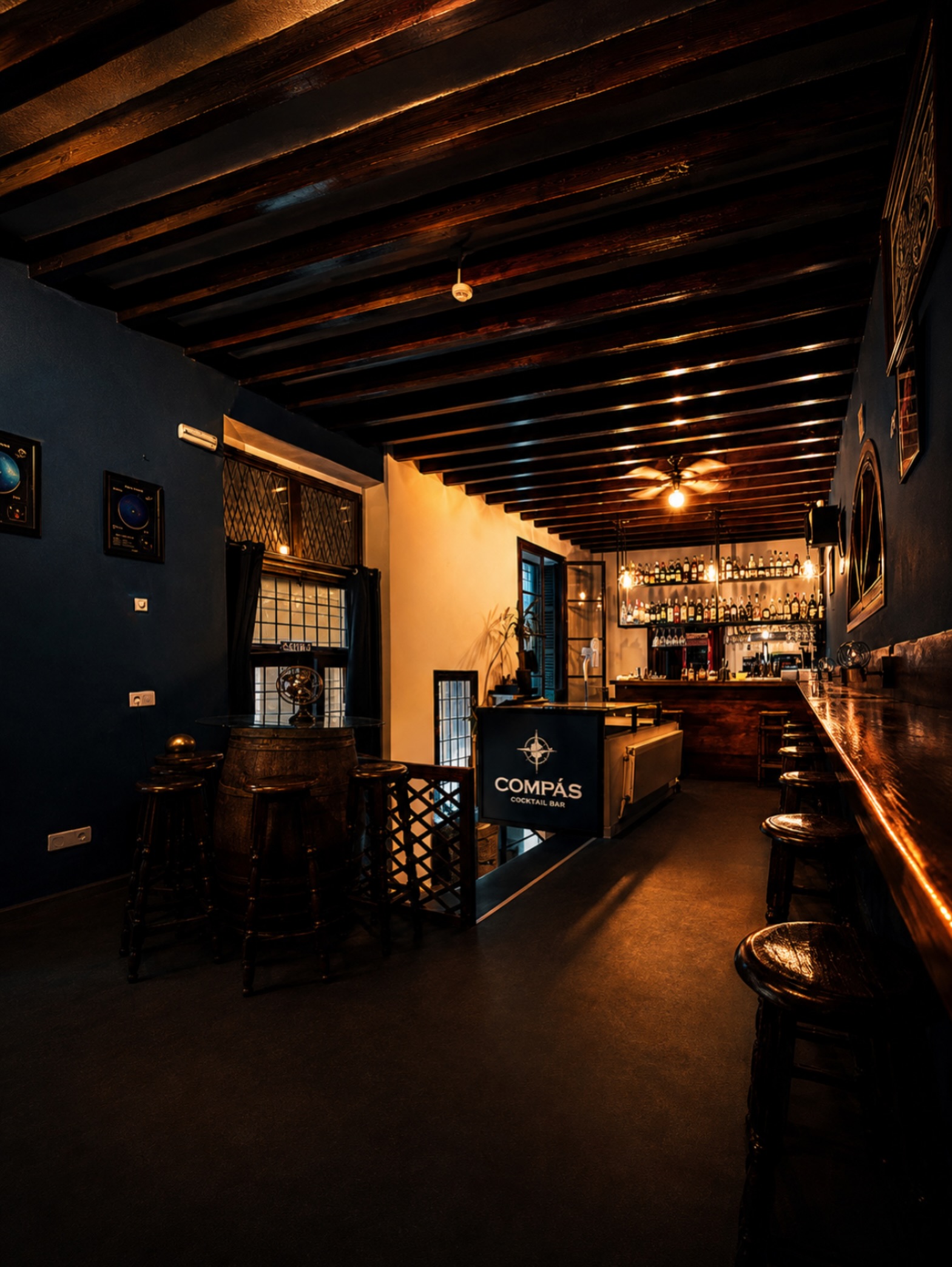 Interior y barra de Compás Cocktail Bar